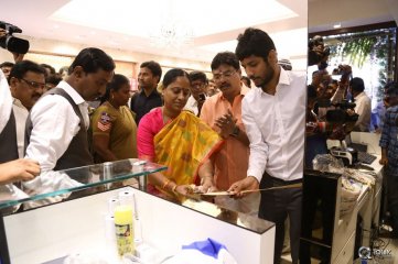 Raashi Khanna Launches Kasam Pullaiah Cloth Merchant in Warangal
